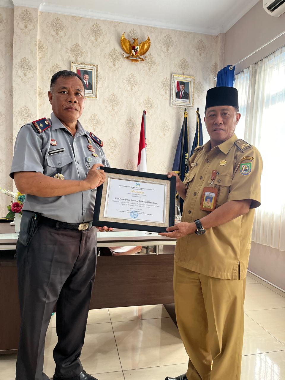 penyerahan sertifikat dan tropi Sekolah Ramah Anak kepada SDN 61 Kota Bengkulu 1