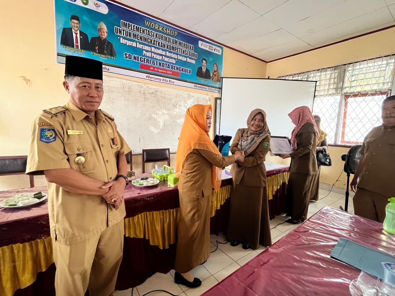 penyerahan sertifikat dan tropi Sekolah Ramah Anak kepada SDN 61 Kota Bengkulu 6