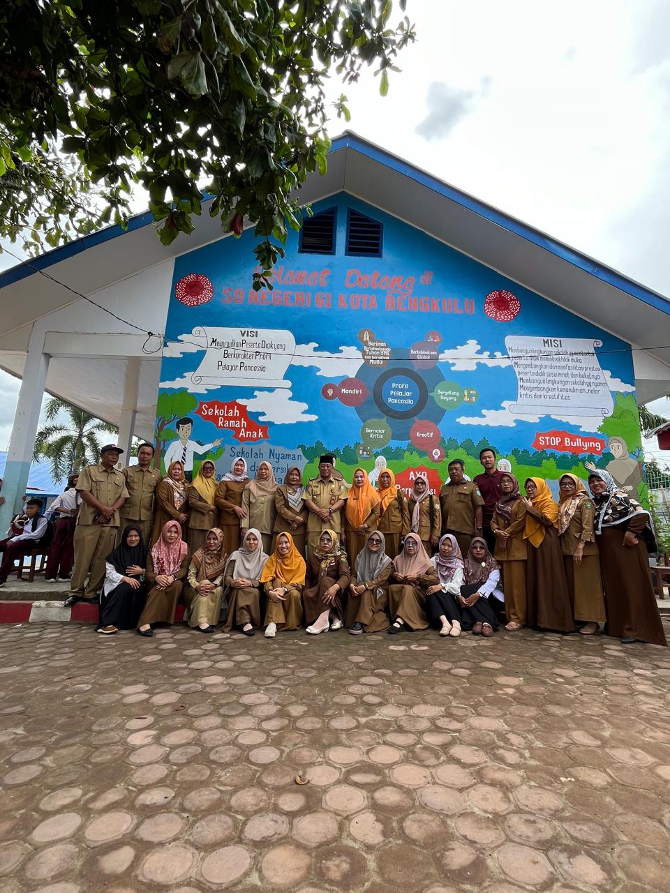 penyerahan sertifikat dan tropi Sekolah Ramah Anak kepada SDN 61 Kota Bengkulu2
