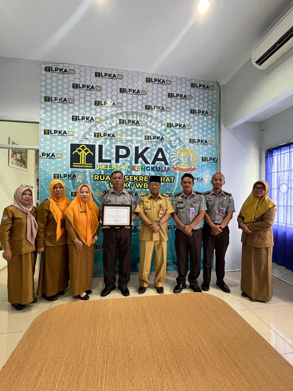penyerahan sertifikat dan tropi Sekolah Ramah Anak kepada SDN 61 Kota Bengkulu3