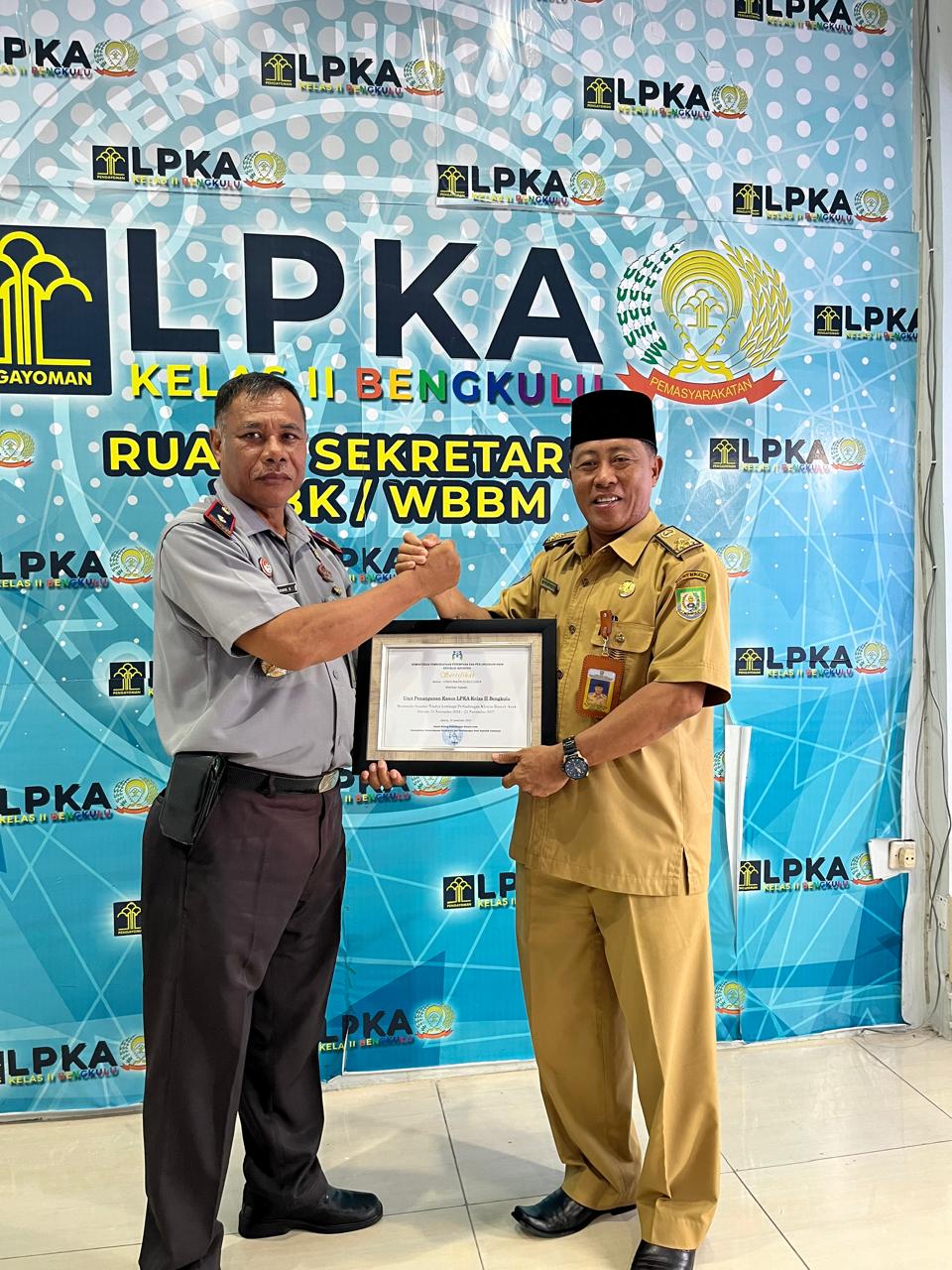 penyerahan sertifikat dan tropi Sekolah Ramah Anak kepada SDN 61 Kota Bengkulu4